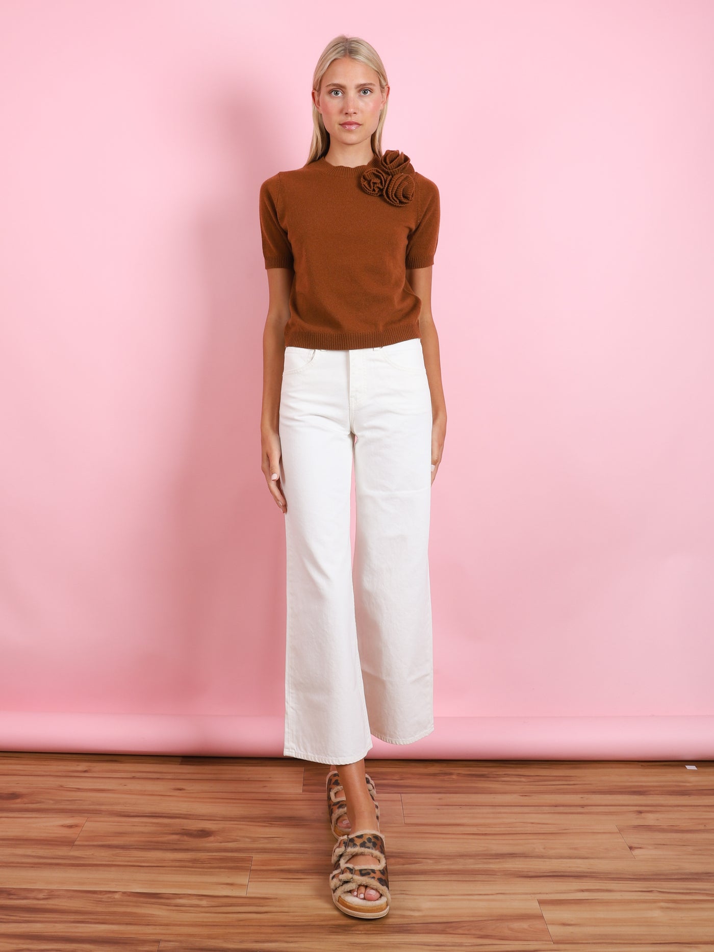 CREWNECK SHORT SLEEVED SWEATER WITH FLOWER